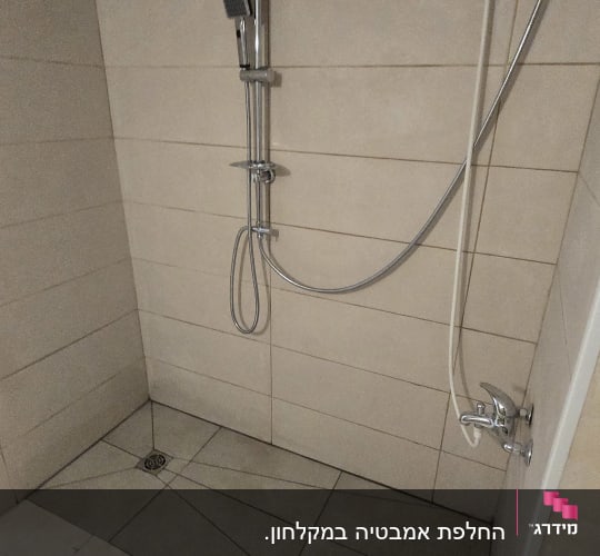 מקלחת חדשה עם אריחים ומקלחת גשם
